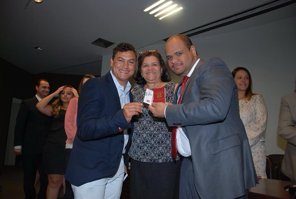 Márcia Marchezine entre Popó e seu filho Sóstenes, em um momento de celebração da trajetória no Direito